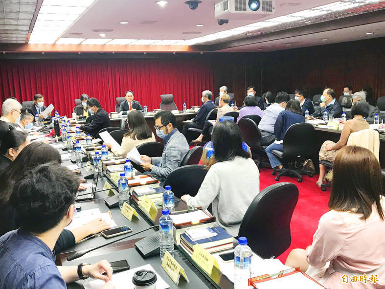 Representatives from Taiwanese media organizations attend a forum on digital platforms and online advertising organized by the Fair Trade Commission in Taipei yesterday.
Photo: Lee Ya-wen, Taipei Times
Representatives from Taiwanese media organizations attend a forum on digital platforms and online advertising organized by the Fair Trade Commission in Taipei yesterday.
Photo: Lee Ya-wen, Taipei Times