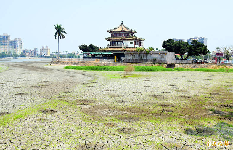 A dried-up Chengcing Lake in Kaohsiung is pictured yesterday as central and southern Taiwan continue to experience severe water shortages.
Photo: Chang Chia-yi, Taipei Times
A dried-up Chengcing Lake in Kaohsiung is pictured yesterday as central and southern Taiwan continue to experience severe water shortages.
Photo: Chang Chia-yi, Taipei Times