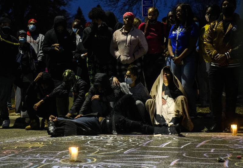 明尼苏达州布鲁克林中心一起黑人遭警枪击身亡的案件，抗议群众事发后随即聚集现场，为死者致哀。（法新社）(photo:LTN)