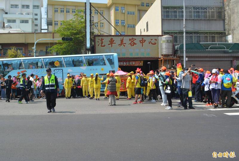 白沙屯媽祖聽到師生大喊「媽祖婆我愛你！」鑾轎在路口停下腳步。（記者陳建志攝）