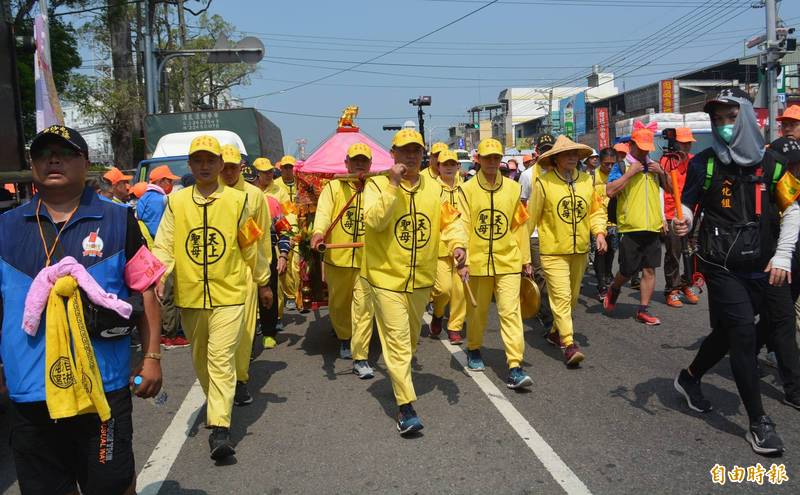 白沙屯媽祖今天上午進入台中龍井、大肚，一路沿沙田路前進，碰巧和3天前進入彰化的大甲媽鑾轎走同一條路線。（記者陳建志攝）