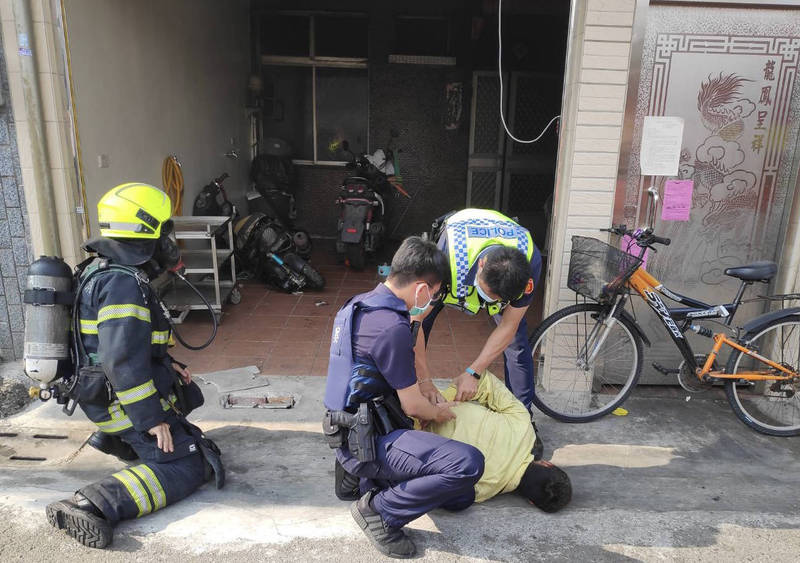 台南永康民宅火警，疑似王姓男子吸食強力膠後不慎引燃床墊，警方依現行犯逮人帶回調查。（民眾提供）