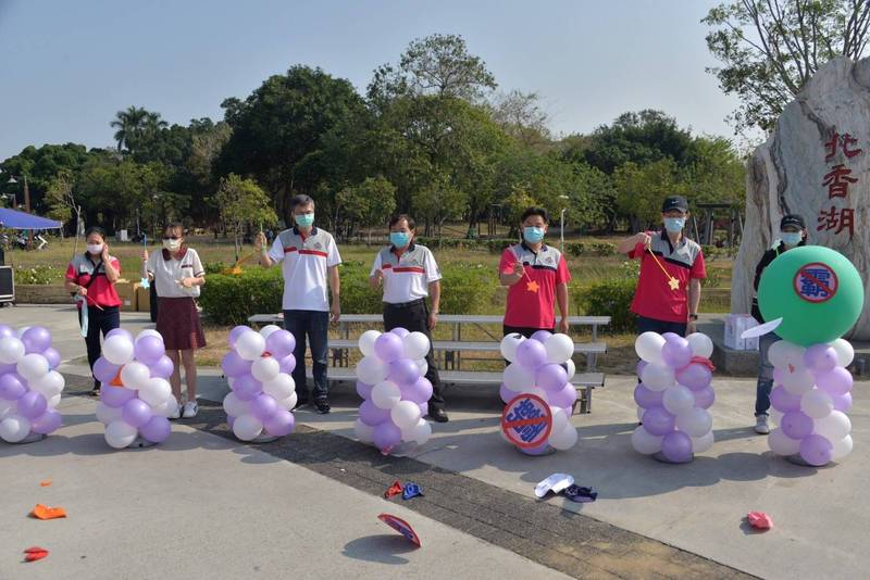 博愛國小師生今天在北香湖公園舉行闖關活動，並宣誓反霸凌。（博愛國小提供）