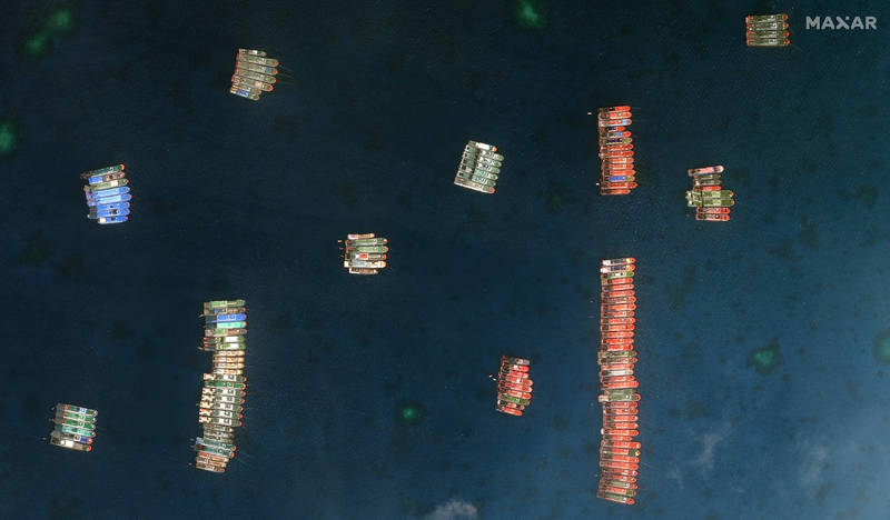 日前中国渔船大举入侵南海牛轭礁，引发南海情势紧张。外媒揭露，中国有一支政府始终不承认的海上民兵「小蓝人」（Little Blue Men）部队，规模已经达到令人忧心的程度。（美联社）(photo:LTN)