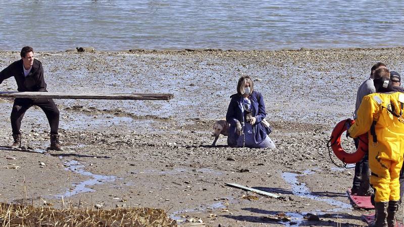 美国护理师科艾略（Camille Coelho）到波士顿海滩散步，却陷入退潮的沙滩之中动弹不得，全世界都看到她被卡住的画面。（美联社）(photo:LTN)