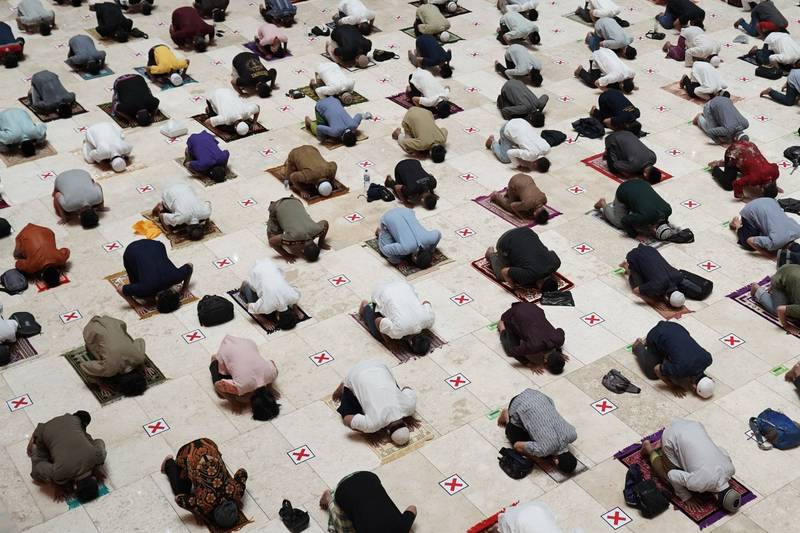 图为印尼雅加达伊斯蒂克拉尔清真寺（Istiqlal Mosque）内部景象，人们保持距离祈祷着。（彭博）(photo:LTN)