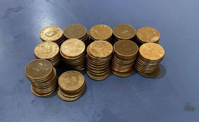 原PO分享在早餐店收到約125個1元硬幣，引起網友討論。（圖擷取自「爆怨2公社」）