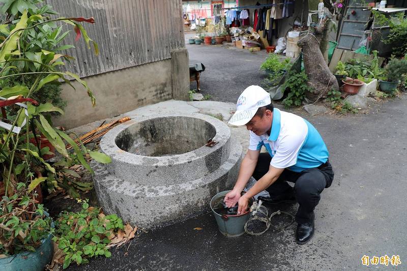 蔡吳家古井水質清澈。（記者林宜樟攝）