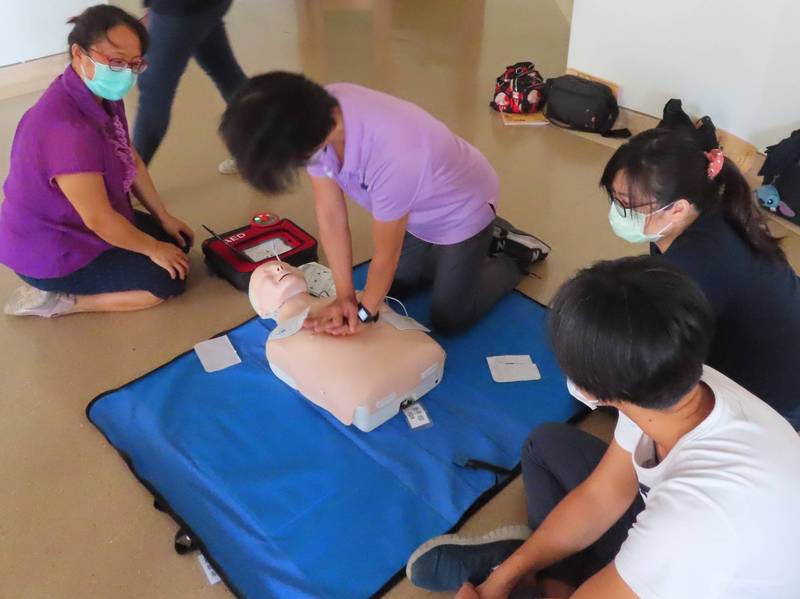 CPR+AED搶救訓練。（嘉義縣衛生局提供）