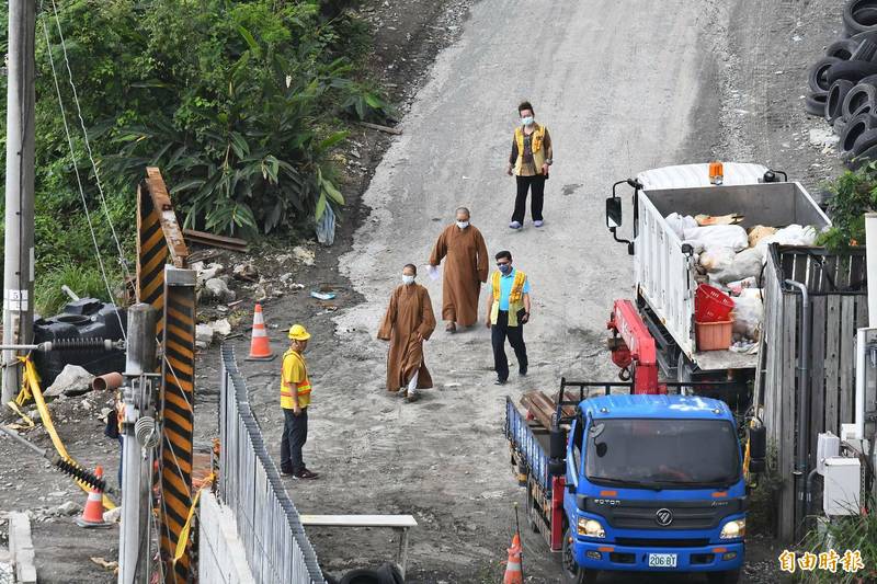 40位法師16日將到事故現場聯合灑淨、超渡，要讓「亡者安息、生者安心」，12日提前至現場場勘。 （記者游太郎攝）