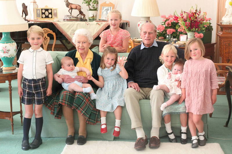 英国王室日前分享1张从未曝光的照片来缅怀亲王，菲利浦与女王伊莉莎白二世一同跟7名曾孙合影的温馨情景。（路透）(photo:LTN)