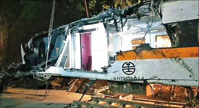 台鐵太魯閣號因撞上翻落鐵軌的工程車出軌，造成49死200多傷，車體嚴重變形、支離破碎，幾乎成「廢鐵」。（交通部提供）