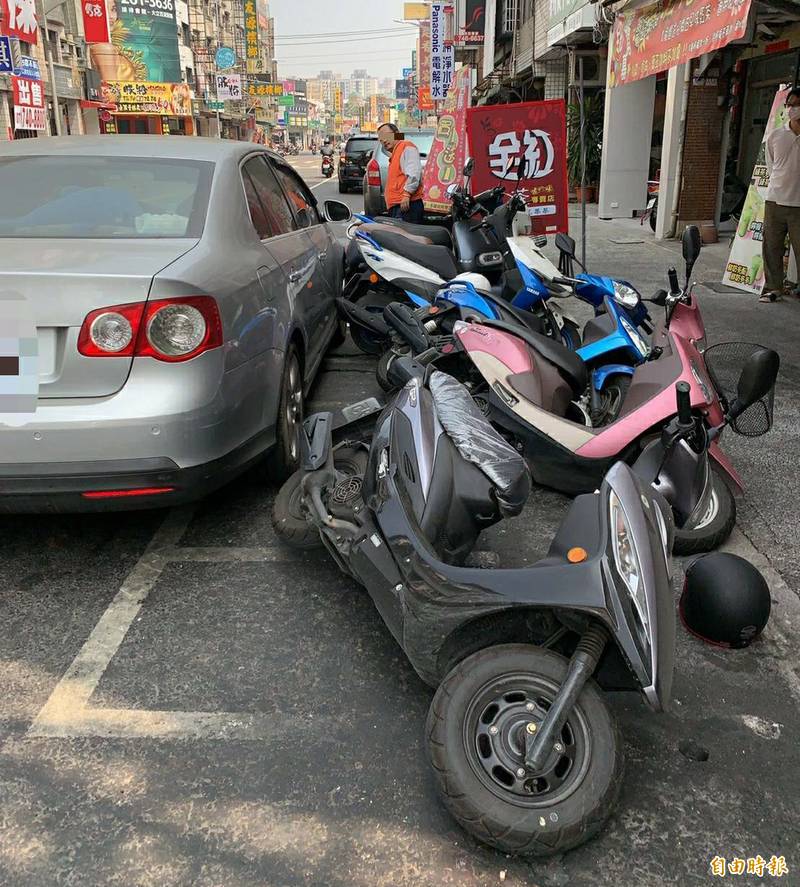 現場宛如打保齡球般,東倒西歪、一片凌亂,造成6部機車受損。(記者陳文嬋攝) 現場宛如打保齡球般,東倒西歪、一片凌亂,造成6部機車受損。(記者陳文嬋攝)