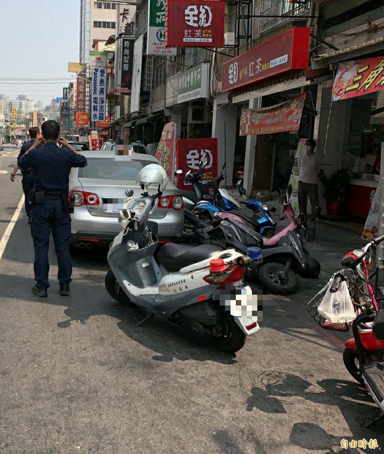 現場宛如打保齡球般,東倒西歪、一片凌亂,造成6部機車受損。(記者陳文嬋攝) 現場宛如打保齡球般,東倒西歪、一片凌亂,造成6部機車受損。(記者陳文嬋攝)