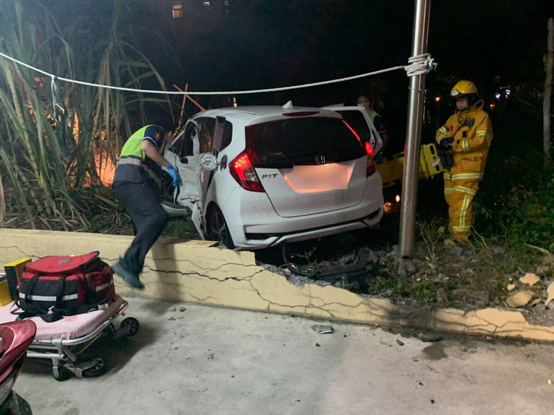 2車在路口發生碰撞，其中唐姓女子的轎車失控衝進中興消防分隊旁車棚，再撞破一道矮牆才停住。（記者佟振國翻攝）