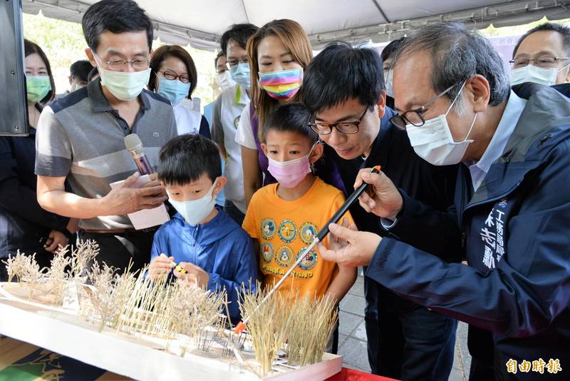 岡山河堤公園的共融遊戲場興建前有融入孩童的構想，工務局長蘇志勳（右1）向高雄市長陳其邁（右2）、小朋友說明未來共融公園的設施。（記者許麗娟攝）