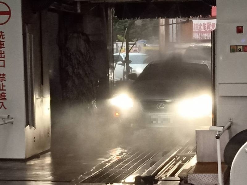 高雄市府公告停供洗車用水，部份業者仍照常洗車。（記者蔡清華攝）