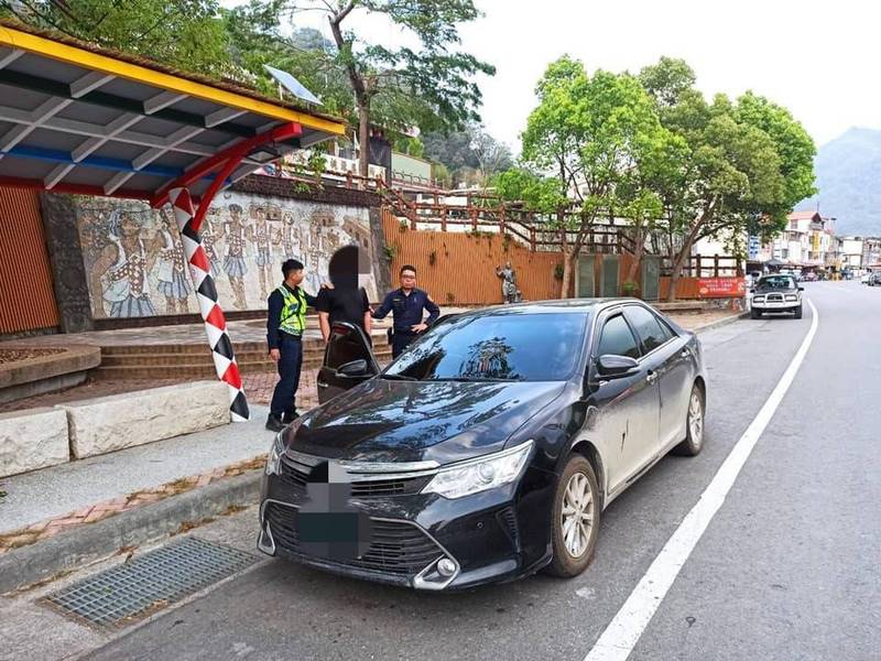 桃源分駐所近日查獲民眾在車內吸食毒品案，當場遭警方視識破就逮。（民眾提供）