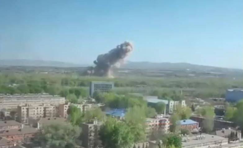 中國山西太原1間化工廠今天發生爆炸。（圖取自微博）