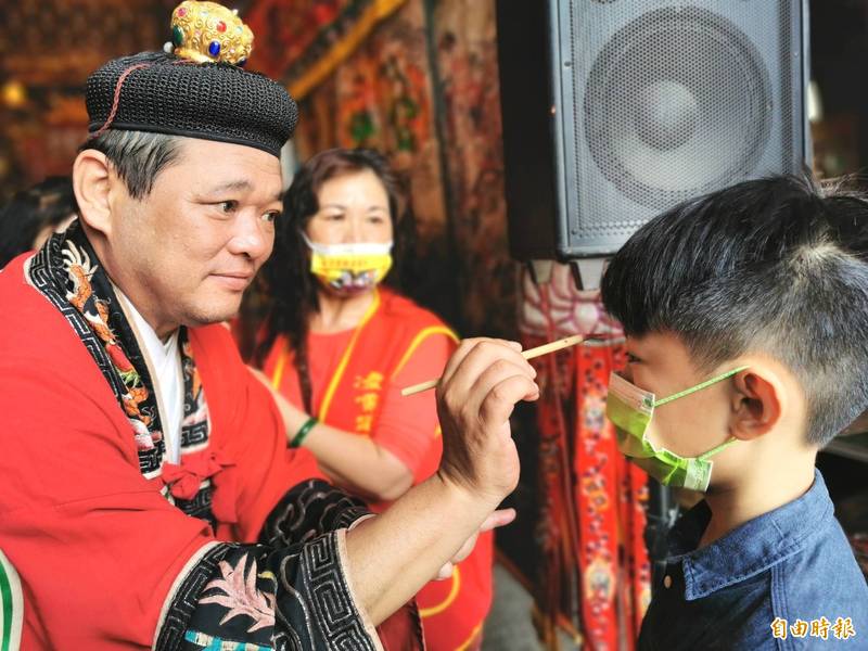 台南永康大灣武龍宮舉辦文昌金榜題名法會，為考生祈福。（記者吳俊鋒攝）