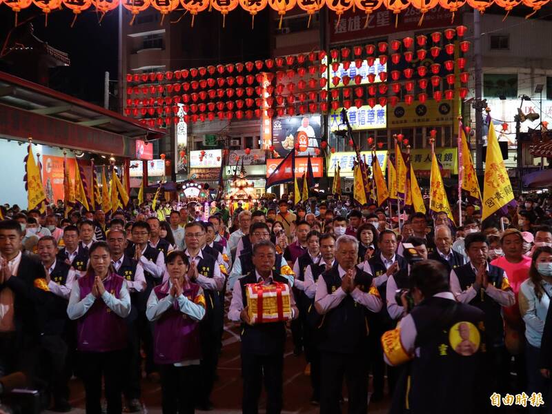 大甲媽回鑾安座，許多宮廟紛到大甲恭迎媽祖，陣頭輪番在廟前表演。（記者歐素美攝）