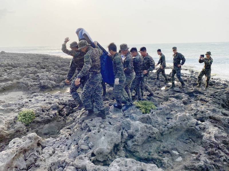 海陸弟兄發現飛官遺體。（圖由民眾提供）