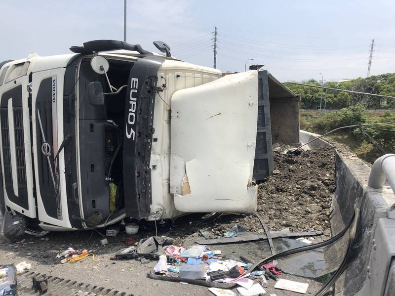 國道1號事故，大貨車過彎不慎翻車。（記者蔡政珉翻攝）