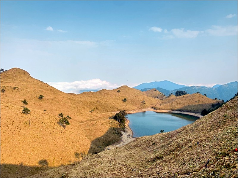 知名高山湖泊七彩湖景色夢幻，萬榮鄉公所協助馬遠村的布農族丹社群劃傳統領域，七彩湖也在範圍中。（萬榮鄉公所提供）