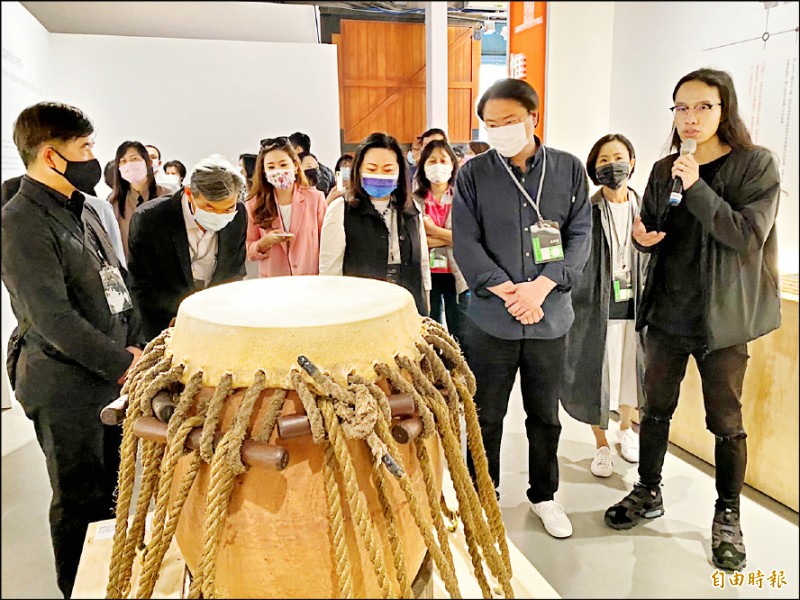 基隆市長林右昌（右一）昨天率市府團隊前往北市華山文創園區，參觀台灣文博會的設計展，作為基隆城市博覽會規劃參考。（記者俞肇福攝）