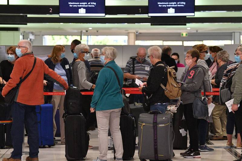 許多旅客今日一早便湧進雪梨國際機場。（法新社）