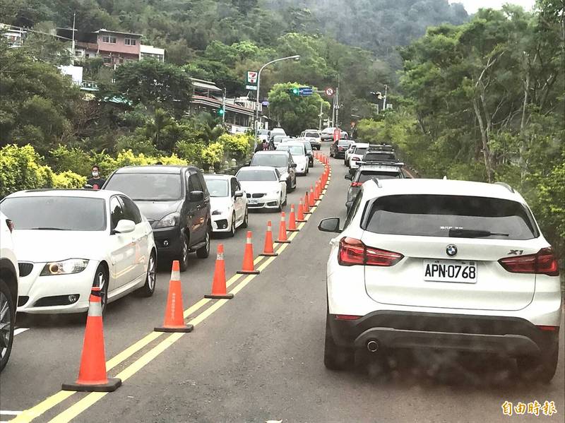 新竹120號縣道在內灣外環道路段每到假日狂塞的狀況，不僅要出動員警交整，還得一路置放交通錐協助維持行車秩序。（記者黃美珠攝）