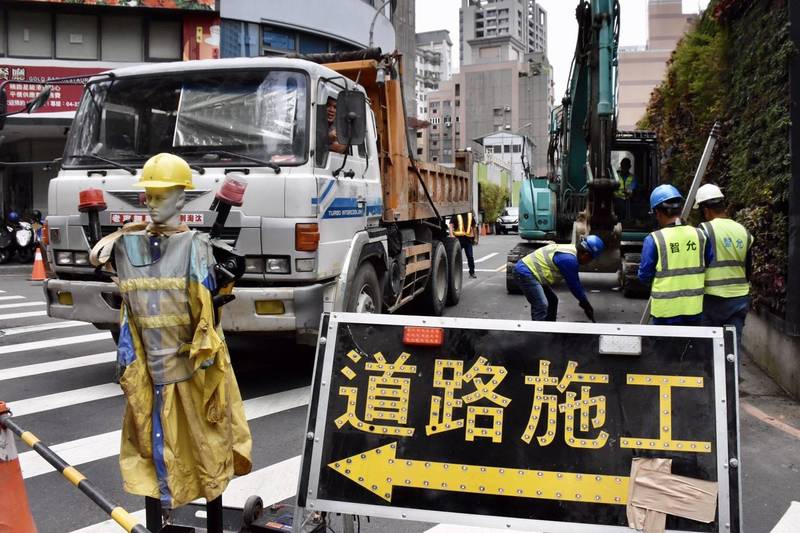 德基水庫只有3.6%，中市在西區館前館封路取營造用地地下水（市府提供）