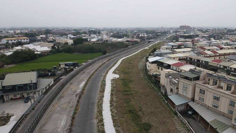 虎尾濁幹線旁道路改善整合，自行車道獨立出來了。（記者詹士弘翻攝）