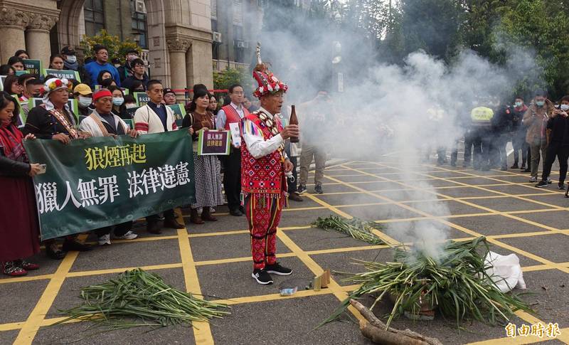 王光祿釋憲案將於5/7宣判。圖為大法官召開言詞辯論庭當天，原民團體到司法院前升狼煙祈福。（資料照）