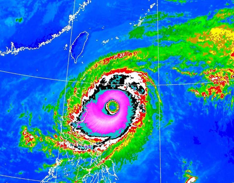 中度颱風舒力基現在發展出一個巨大颱風眼，鄭明典PO出色調強化雲圖戲稱「像草莓口味甜甜圈」。（圖擷自中央氣象局）