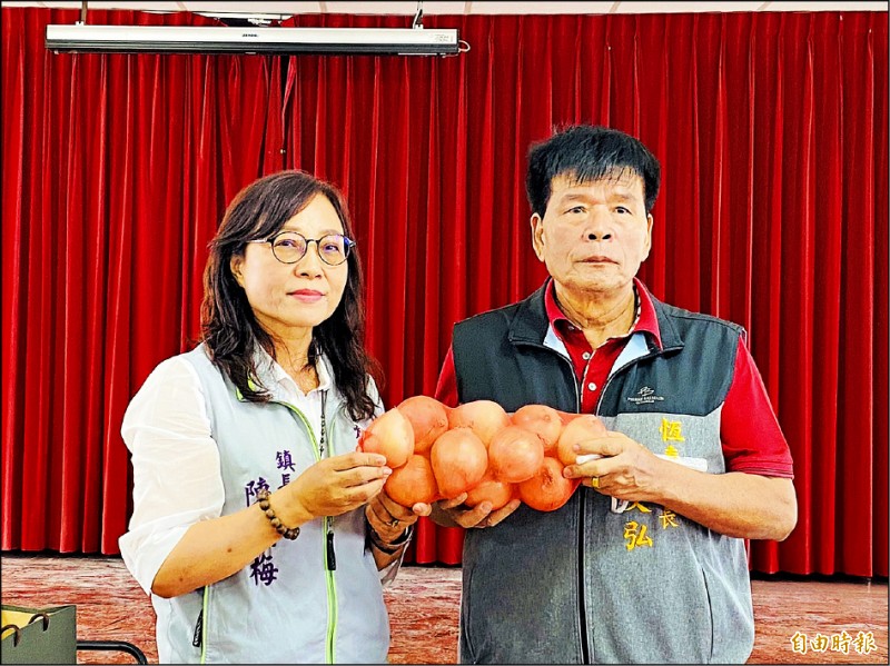 屏東縣恆春鎮長陳文弘（右）代表贈送洋蔥給布袋鎮，由鎮長陳鳳梅代表接受。（記者蔡宗勳攝）