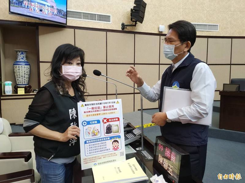 台南市議員陳秋萍（左）質疑環保局「透明垃圾袋」政策沒有做好宣導就突然要實施，局長謝世傑（右）則說明目前正在宣導，10月1日起才會實施。（記者蔡文居攝）