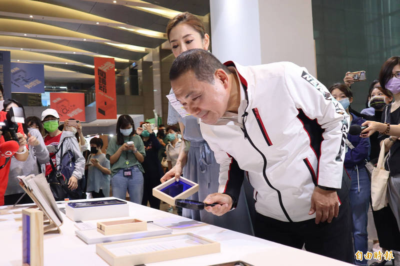 侯友宜與品牌閱讀大使楊千霈於市府1樓大廳開箱「主題特展」。（記者周湘芸攝）