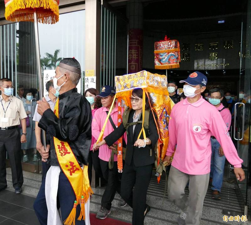 議長曾麗燕揹神農大帝進入市議會祈福，締造全國首次新紀錄。（記者陳文嬋攝）
