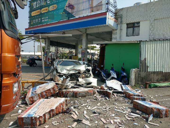 江姓老翁駕駛豐田Altis自小客失控暴衝，撞傷2名洗車員，車子撞倒圍牆後才停住。（記者丁偉杰翻攝）