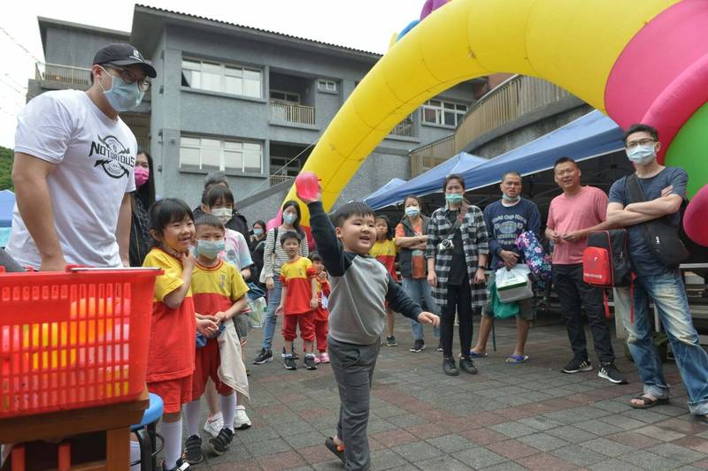 基隆深澳國小舉行70週年校慶，學童開心玩水球。（記者林欣漢翻攝）