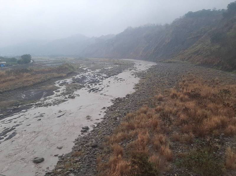 高雄山區下大雨，湍急河流再度湧現。（圖取自陳其邁臉書）