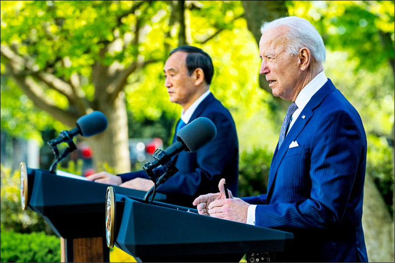 美國總統拜登（右）和日本首相菅義偉16日在華盛頓舉行高峰會。（路透檔案照）