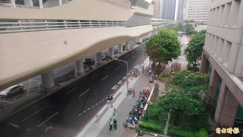 中捷綠線通車同時，台中市下起毛毛雨了。（記者蘇金鳳攝）