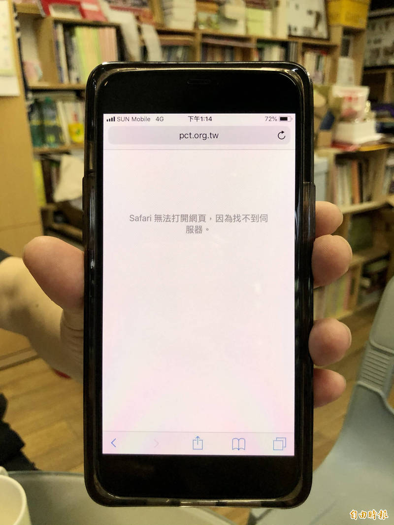 黃春生牧師現場以他裝有香港SIM卡的手機向記者實測，顯示至今教會網站依舊被封鎖。（記者羅綺攝）