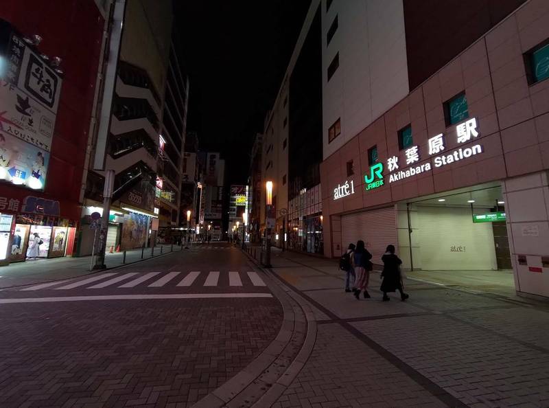 東京第3度緊急宣言首日，秋葉原車站晚間因店家熄燈，幾乎一片漆黑。（讀者提供）