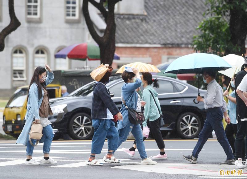 明日東半部與南部局部地區會有雨勢，西半部則以山區降雨為主。（資料照）