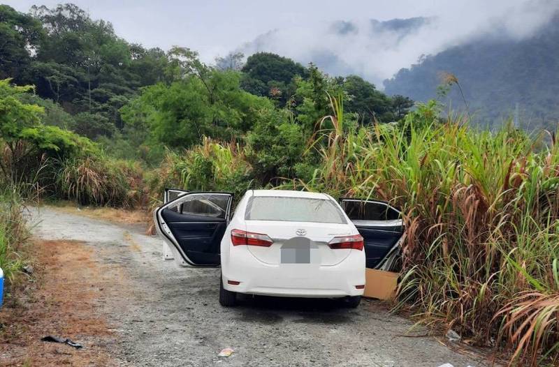 林女等3人在租來的白色汽車內輕生。（記者歐素美翻攝）