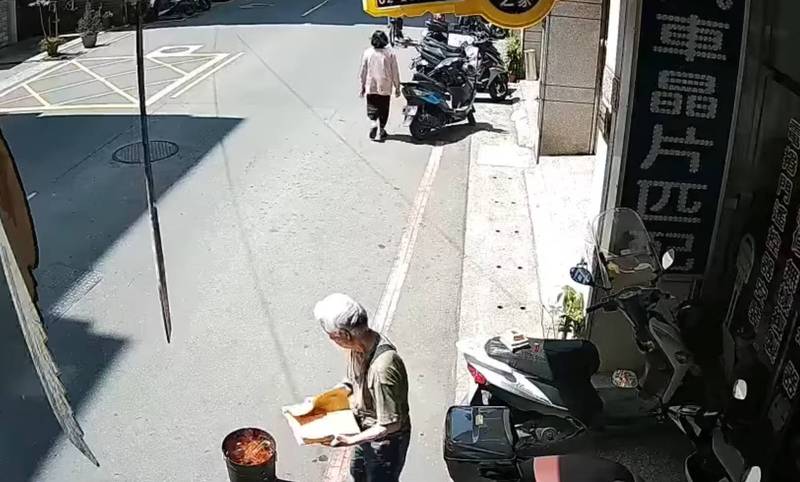 李男正在路旁燒金紙。（擷取自網路）