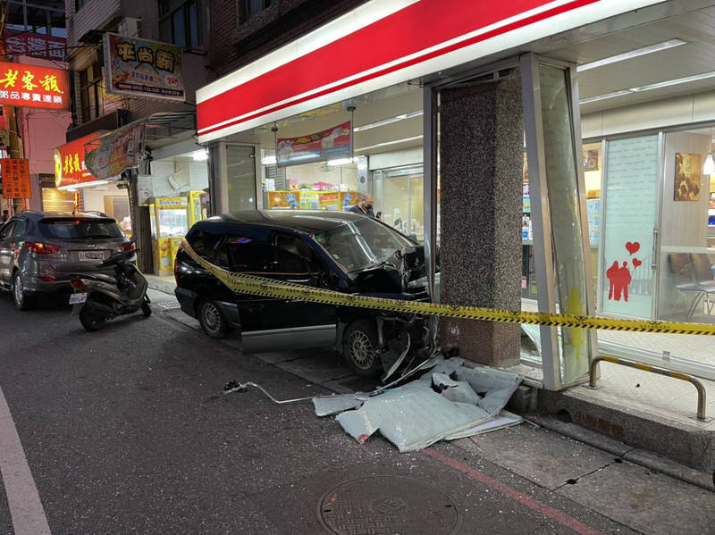 吳姓男子駕車自撞的車禍現場。（記者陳恩惠翻攝）